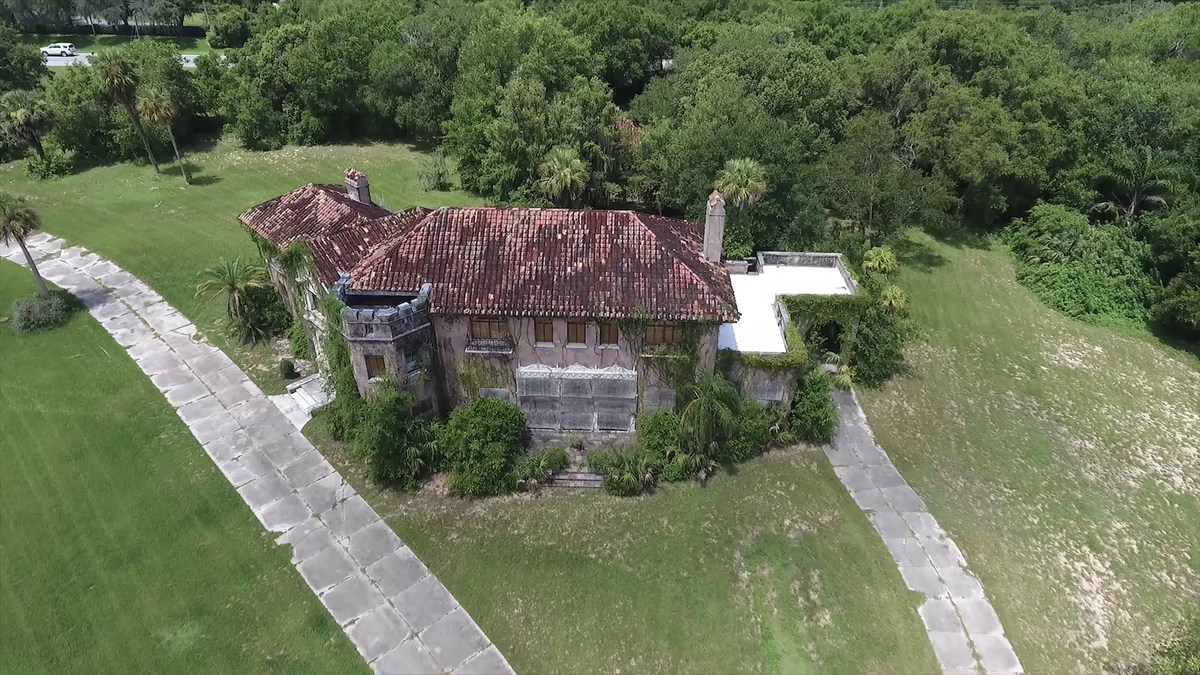 The Howey Mansion before the restoration.