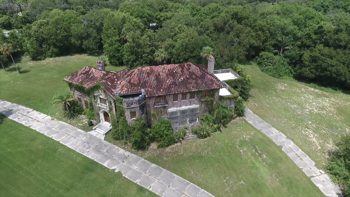 Another view of the Howey Mansion before the restoration.